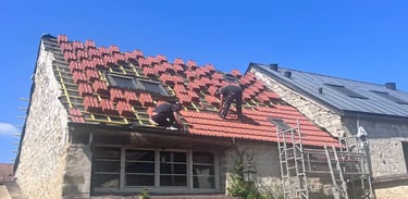 Pose de tuiles neuves — rénovation de toiture à Saint-Germain-en-Laye (78), échelle et échafaudage en place