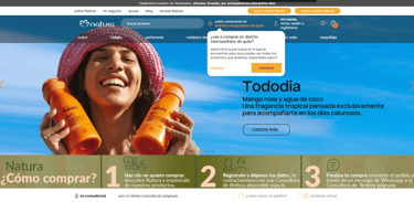 Uma mulher sorridente com um chapéu de sol segurando loções corporais.