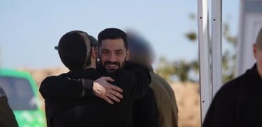 Israel divulga imagens de reféns libertados pelo Hamas