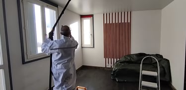 Opérateur XTREM Wash aspirant la poussière de plafond lors d’un nettoyage technique à Compiègne