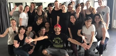 Une séance de team building chez Tap Dance Paris, les équipes autour du coach claquettes