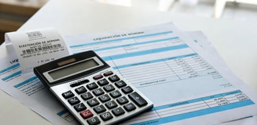 calculadora y documentos de liquidación de nómina