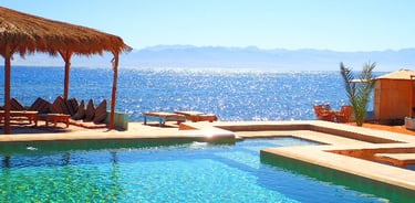 Pool und Bungalow bei Bedouin Star Ras Shitan, Nuweiba-Küste, Ägypten