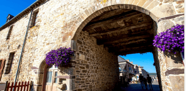 porche dans le bourg de Paimpont