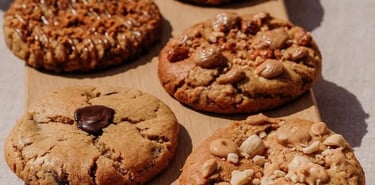 Plusieurs cookies sur une table