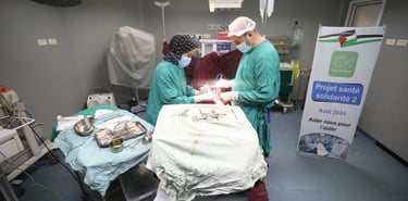 médecins en pleine opération chirurgicale sur patient dans le cadre d'une aide médicale humanitaire