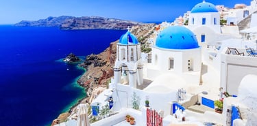 Vista de Santorini com mar azul intenso ao fundo