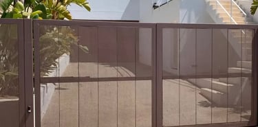 Puerta abatible automática elegante para viviendas en Ibiza