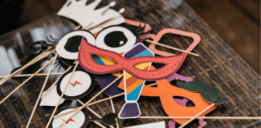 des accessoires de photobooth sur une table de bois