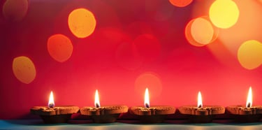 Logo Célébra sur fond de lumière et de bougies symbolisant l’hommage, la vie et la sérénité