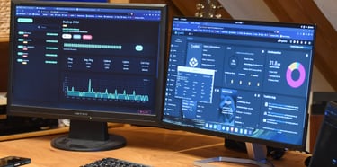 Bildschirme, auf denen Monitoring- und Analyse-Tools angezeigt werden
