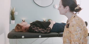 Une hypnothérapeute induit une transe à sa cliente allongée sur une table de massage