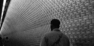 un homme dans les couloirs du métro parisien