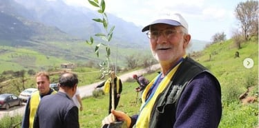 homme fier un arbre jeune dans les mains fier de recevoir aide à l'graculture développement