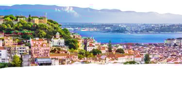 Foto de fundo da página com vista da cidade de Lisboa, Portugal, destacando telhados históricos