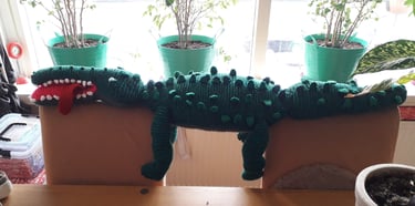 Grote krokodil liggend op stoelen