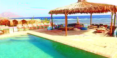 Bedouin Star Pool, Sitzbereich und Husha-Zimmer in Ras Shitan: Direkter Blick auf das Rote Meer.