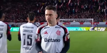 Léo Ortiz comemora conversão de pênalti contra Estudiantes, pela Libertadores 2025.