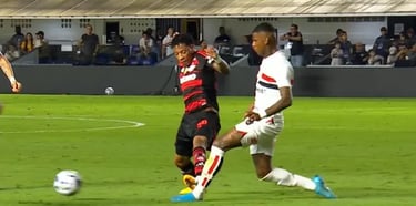 Pisão em Arboleda: lance que originou a expulsão de Plata.