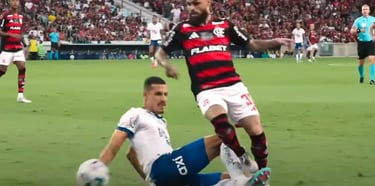 Disputa de bola no jogo do 1º turno entre Flamengo x Bahia.