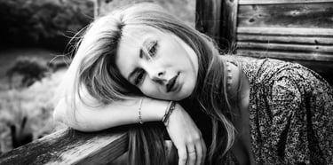 Portrait femme blonde nostalgique