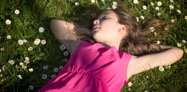 fillette habillée en rose dans un pré