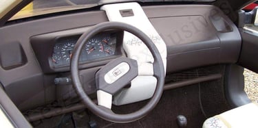 compteur et casquette luxe d'une peugeot 205 GTI dans le citroen scarabée d'or d'heuliez