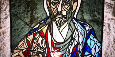 Sculpture de verre figurative — vitrail contemporain tons bleus et rouges