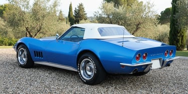 Corvette C3 Stingray azul 1968 con capota blanca, coche descapotable clásico para bodas y eventos en España.
