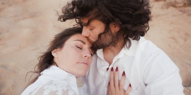 Gros plan d'un couple fusionnel partageant un moment de tendresse, les yeux fermés. Capture authenti