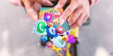 manos sujetando un smartphone y muchos íconos de redes sociales