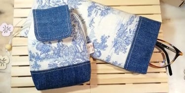 Etui à lunettes et mini-sac en toile de Jouy bleue