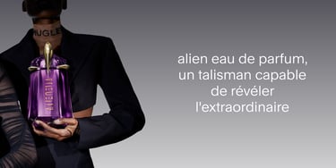 femme avec dans la main flacon de alien