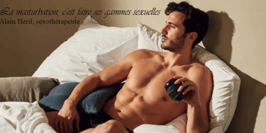 homme nu dans le lit