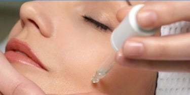 applique sérum sur visage femme