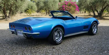 Corvette C3 Stingray azul descapotable 1968 visto desde atrás, coche clásico para bodas y eventos en España.