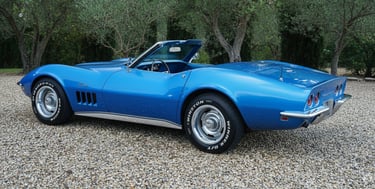 Corvette Stingray C3 1968 azul descapotable, clásico de lujo americano ideal para bodas y eventos en España.