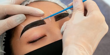 Design de Sobrancelhas com Henna em Joinville | Essence Podologia e Bem Estar