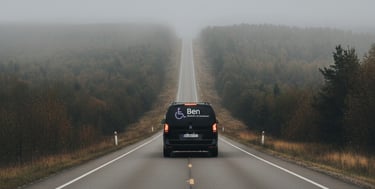 Fernfahrt-Service Berlin: Ben Fahrdienst fährt einen Kunden zuverlässig auf nebliger Straße.