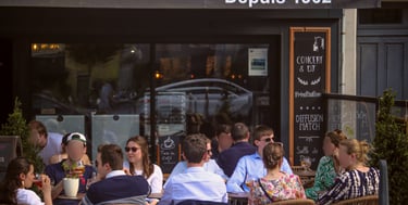 Clients profitant de la terrasse de la brasserie Les Variétés à Angers