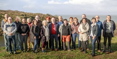 Photo des colistiers de Groix, agir ensemble devant le barrage de Port Melin