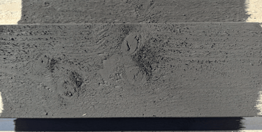 Test de peinture naturelle grise anthracite sur bois brut