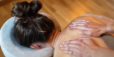 Zoom sur mains parallèles massage du dos avec femme