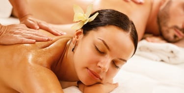 couple qui se détend sur table de massage