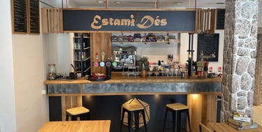 Bar de l''Estami'Dés en bois et chaises hautes de comptoir