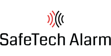SafeTech Alarm logotyp – svart och röd vågsymbol med företagsnamn i svart text