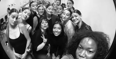 modelos de coach4models con Kristen tras un desfile