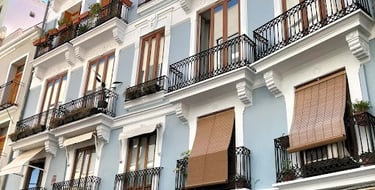 Fachada de edificio residencial limpio.