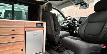 Intérieur modulable du van Txiki en location à Biarritz, avec lit double et cuisine équipée