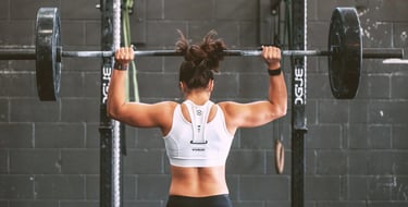 Sportive motivée à la salle de sport